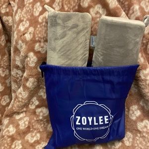 Zoylee Twist Neck Roll